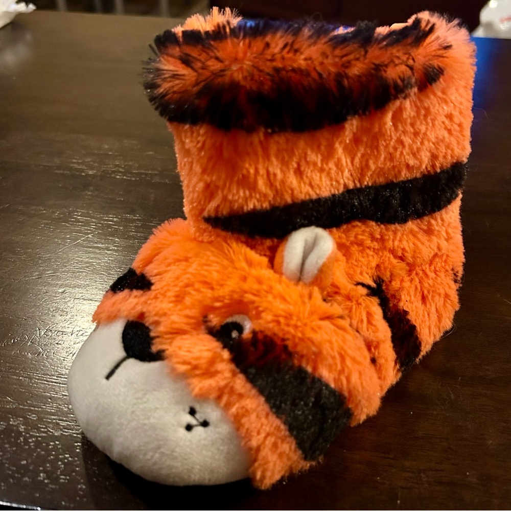 Carters size med. (7-8) slippers.
